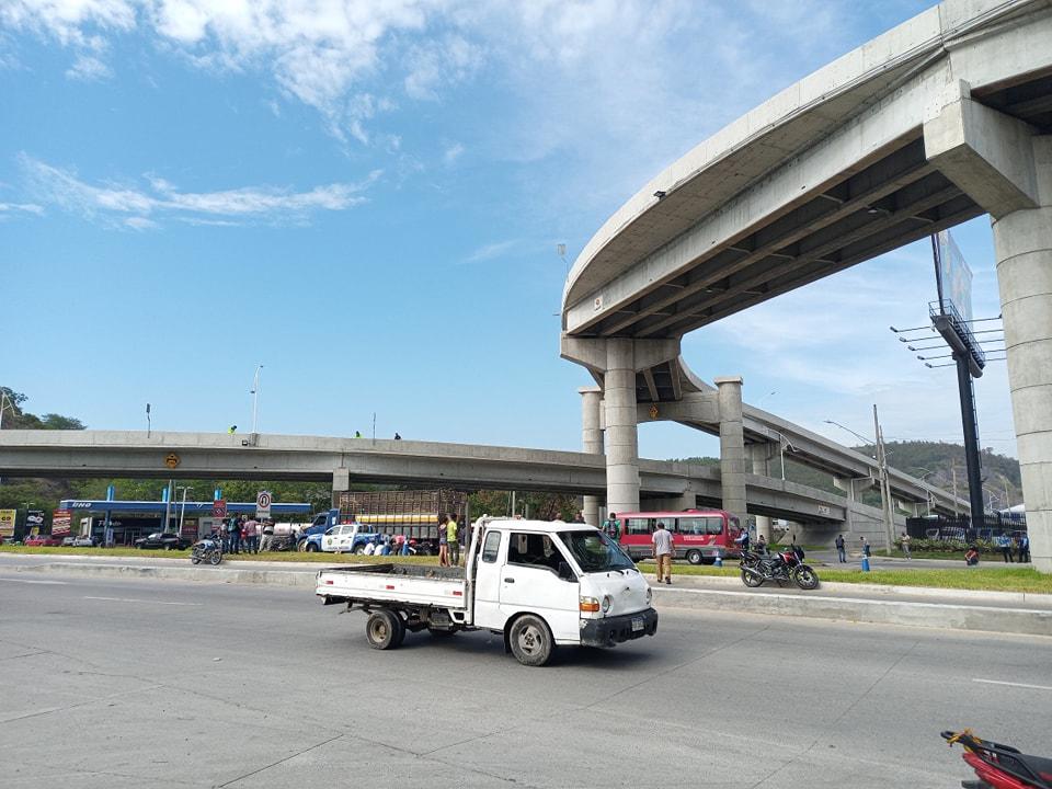 Pareja en moto cae de puente y mujer muere en San Pedro Sula