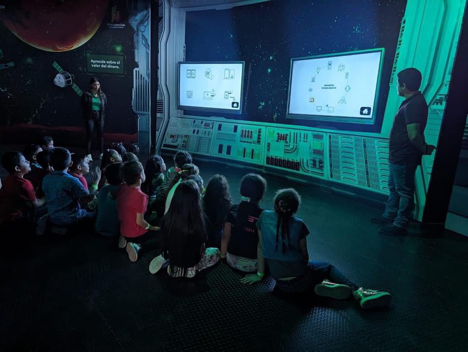 Niños en su visita al Museo el Pequeño Sula