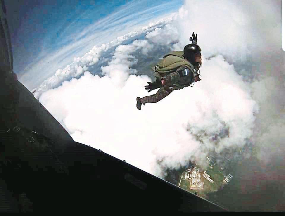 30 paracaidistas harán honores a la patria desde el cielo