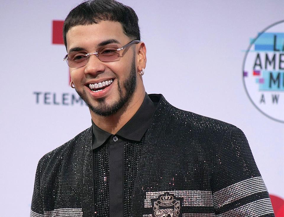 Anuel se cubre tatuaje de Karol G tras comprometerse con Yailin