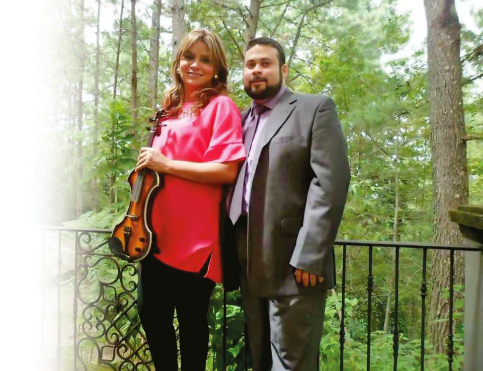 Este domingo festeje a mamá con la mejor música