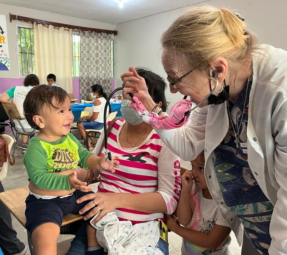 Una madre y su hijo reciben atención médica en el Instituto Superación.