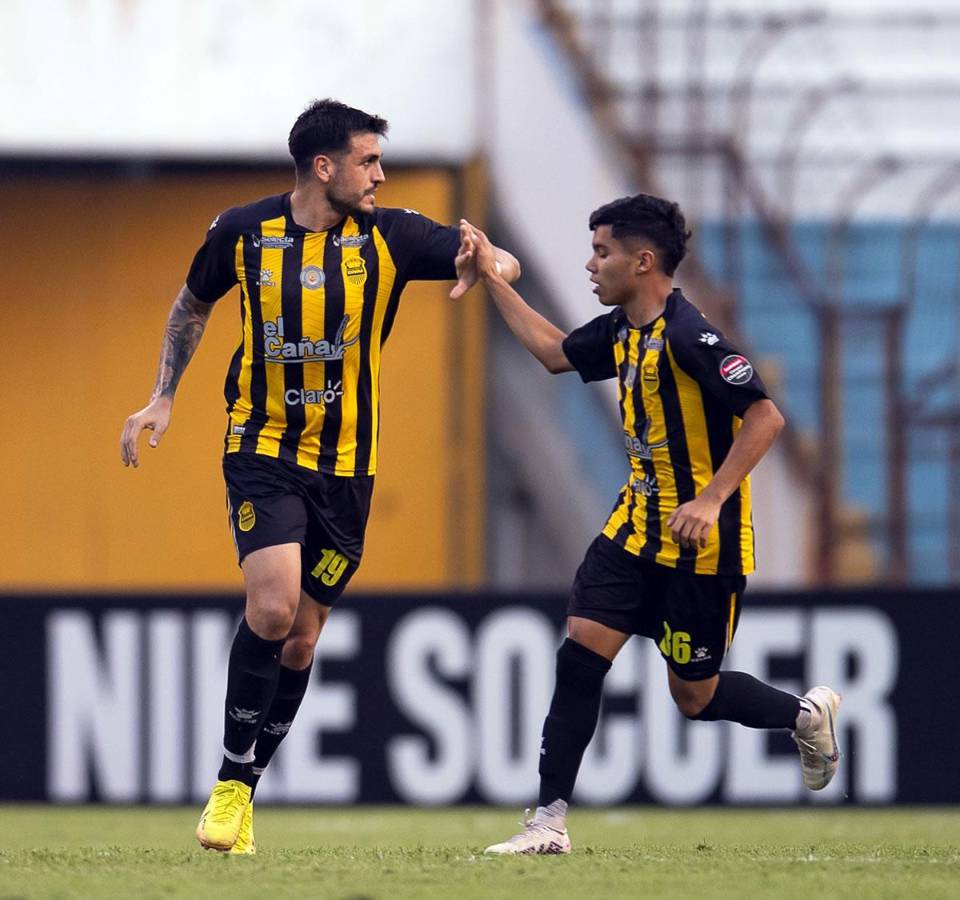 Ramiro Rocca celebra su gol con el joven Roberto Osorto que debutó con el primer equipo del Real España.