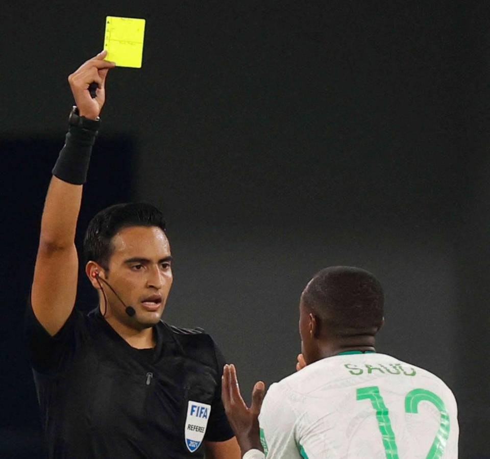 El árbitro hondureño cuando pitó en la Copa Árabe..