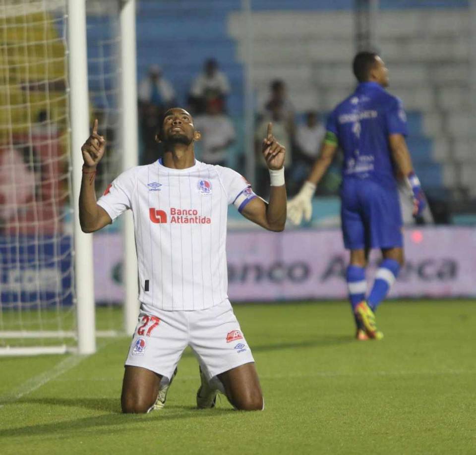 Jerry Bengtson se lució en una gran noche marcando dos goles para el triunfo del Olimpia.