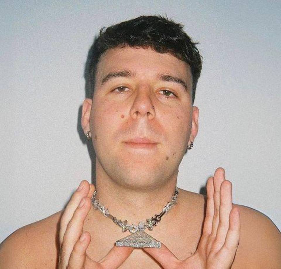 El mensaje final de este tráiler remitía a su público a escucharle en un directo al llegar la medianoche, donde ha desvelado que también a medianoche, pero en la de este viernes, publicará su segundo LP, el que toma el relevo al exitoso ‘Donde quiero estar’ (2023).