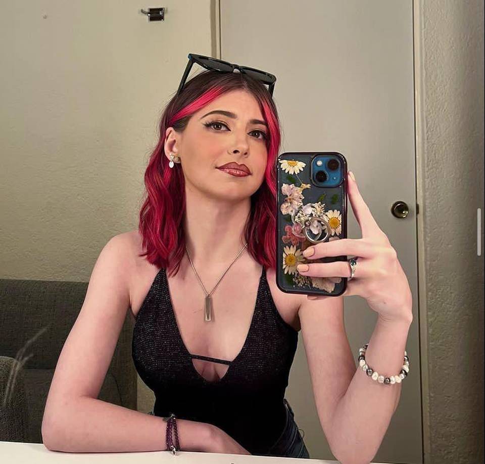 “Desde muy pequeña fui muy parlanchina, activa y juguetona. Desde ahí mi mamá me empezó a llevar a castings de comerciales y poco a poco empecé a tener papeles más importantes”, dijo Aedo en la entrevista que le realizaron en el canal de YouTube ‘#LaCharlaChou’.