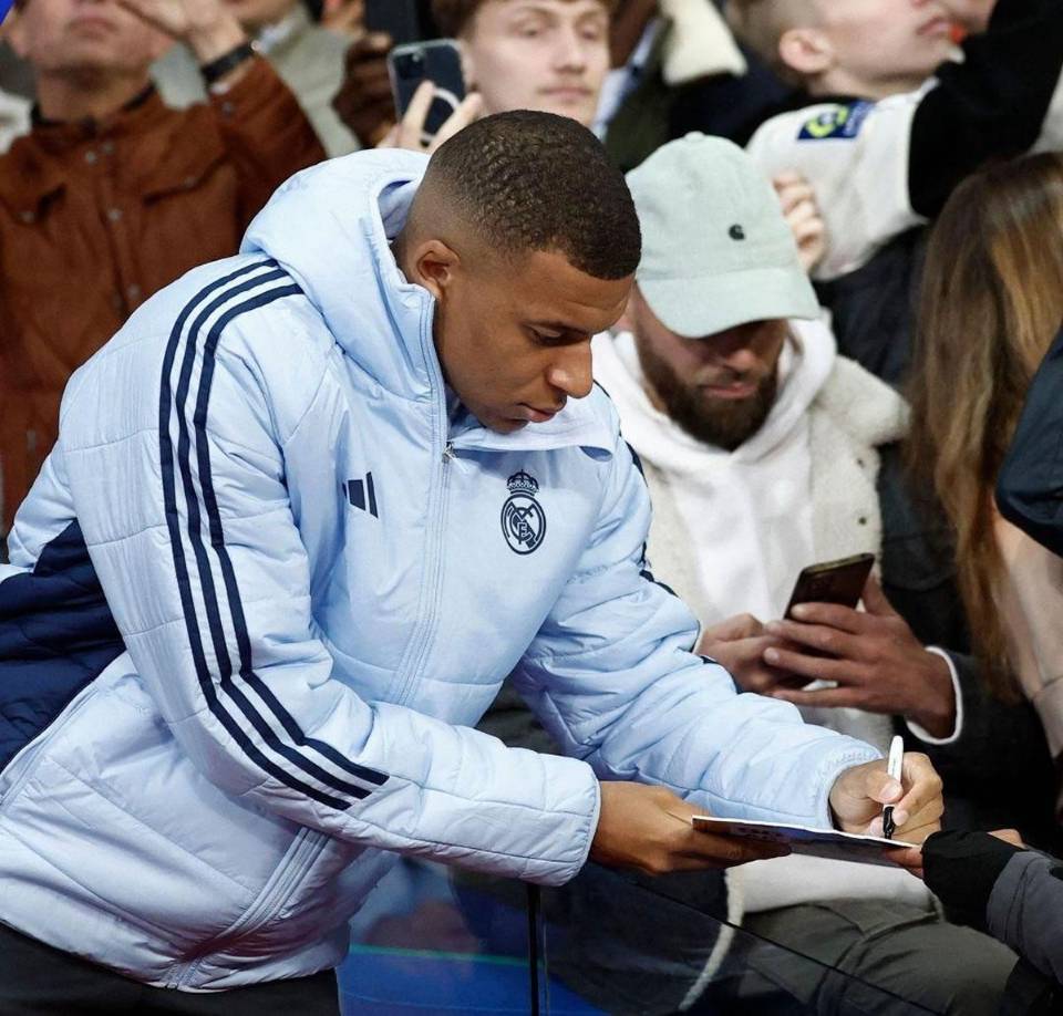 Kylian Mbappé, que empezó de suplente ante Lille, firmó autógrafos a aficionados antes del inicio del partido.