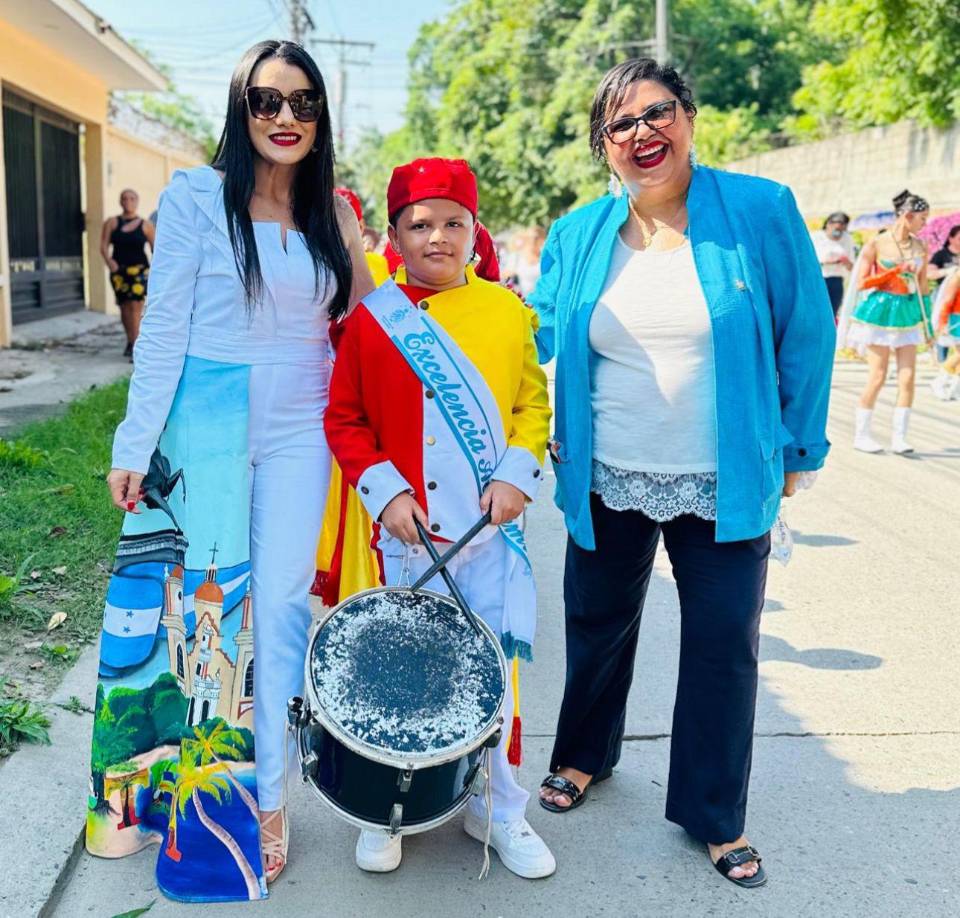 La maestra con su atuendo blanco con patrimonios hondureños pintados a mano resaltaban en el desfile sectorial que realizó la institución sampedrana.