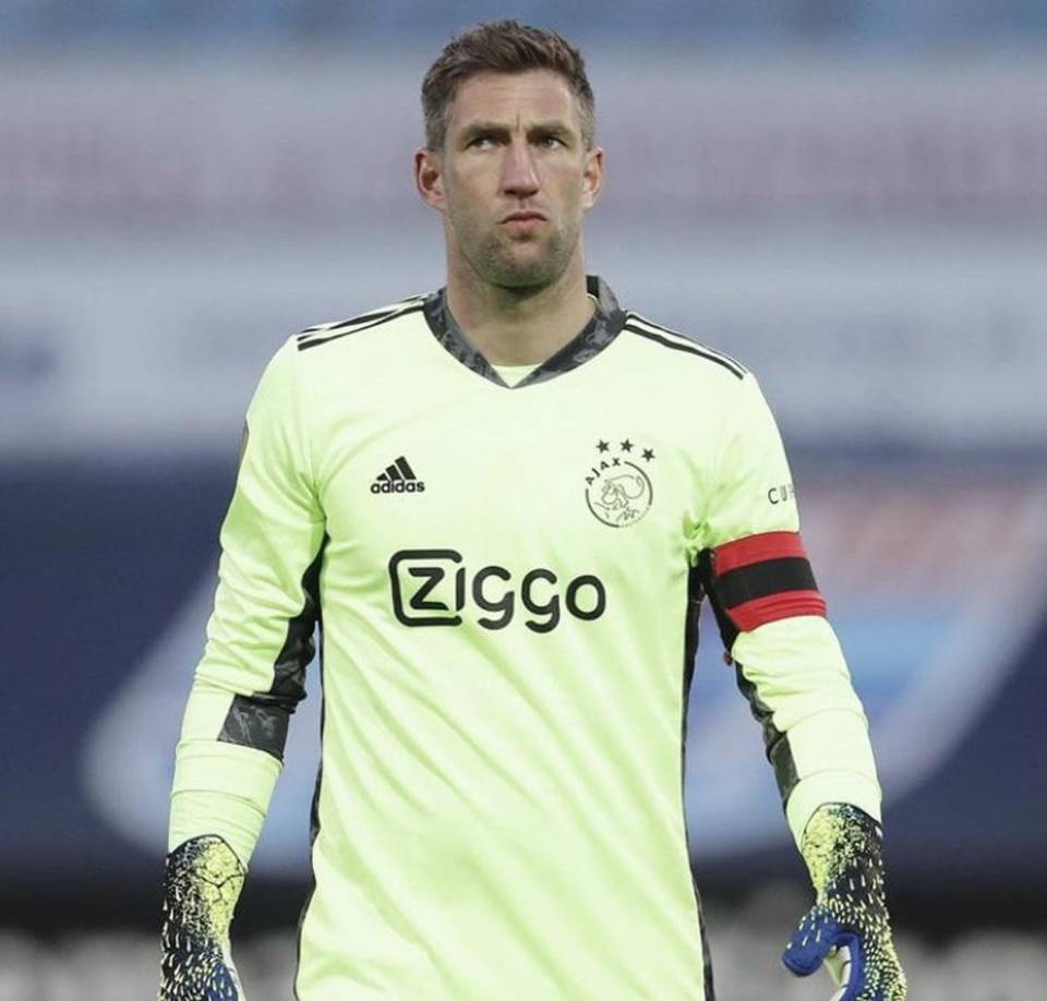 Maarten Stekelenburg - El portero neerlandés anunció su retiro del fútbol a sus 40 años. El guardameta se despedirá este domingo con el Ajax, según ha anunciado el propio club en redes, ante el Utrecht. Deja atrás 21 años de carrera. En España es recordado por ser el arquero que encajó el gol de Andrés Iniesta en la final del Mundial de Sudáfrica 2010.