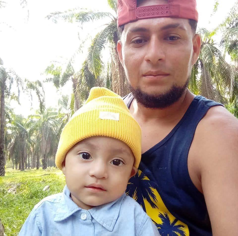 Pareja iba para el hospital con su hijito enfermo de neumonía y mueren al impactar con su moto