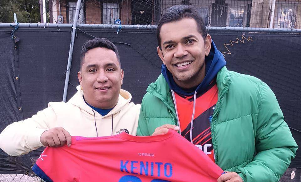En sus redes sociales, Kenery mostraba su amor por el fútbol e incluso tenía fotos con varios exfutbolistas hondureños. Aquí con Amado Guevara.