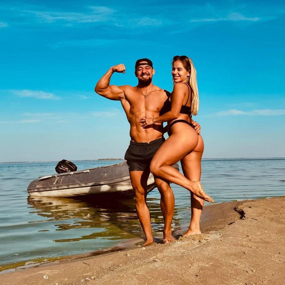 Influencer causa indignación al montar una tortuga marina que ponía huevos