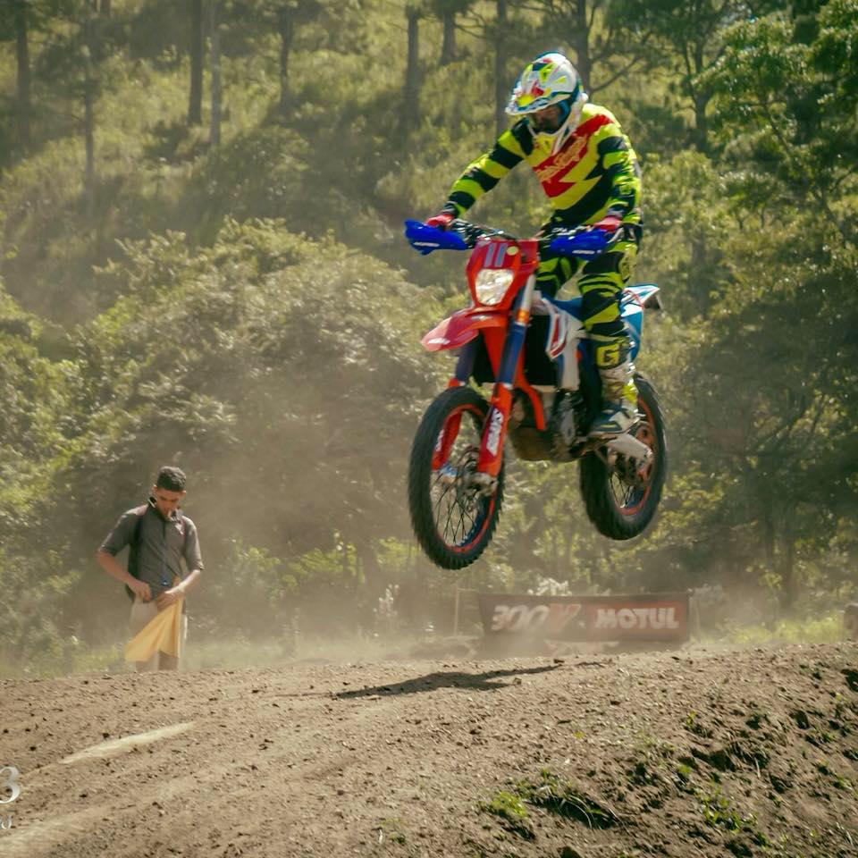 Hijo de Tuky Bendaña en cuidados intensivos tras sufrir accidente en moto