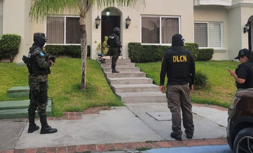 El caso, de acuerdo a la Fiscalía, surge a raíz de una investigación de detectives de la DLCN que recibieron una denuncia que las familias Moreno Alvarado y Alvarado Alvarado están vinculadas al blanqueo de capitales de origen ilícito.