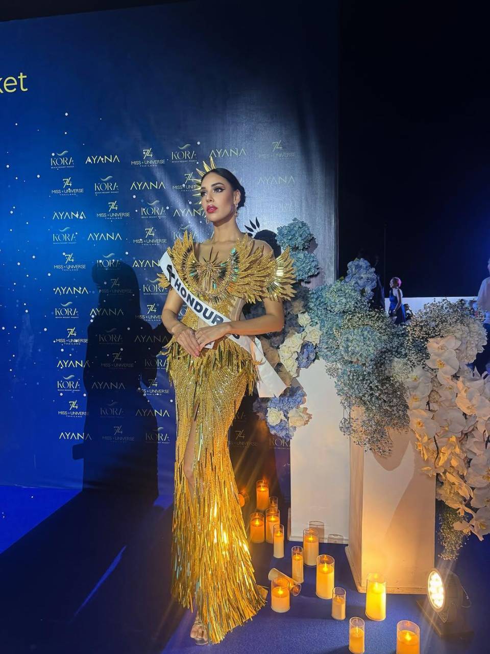 El diseñador filipino Louis Pangilinan también diseñó para Alejandra Fuentes esta espectacular traje que lució en la cena de presentación oficial en Miss Universo 2025.