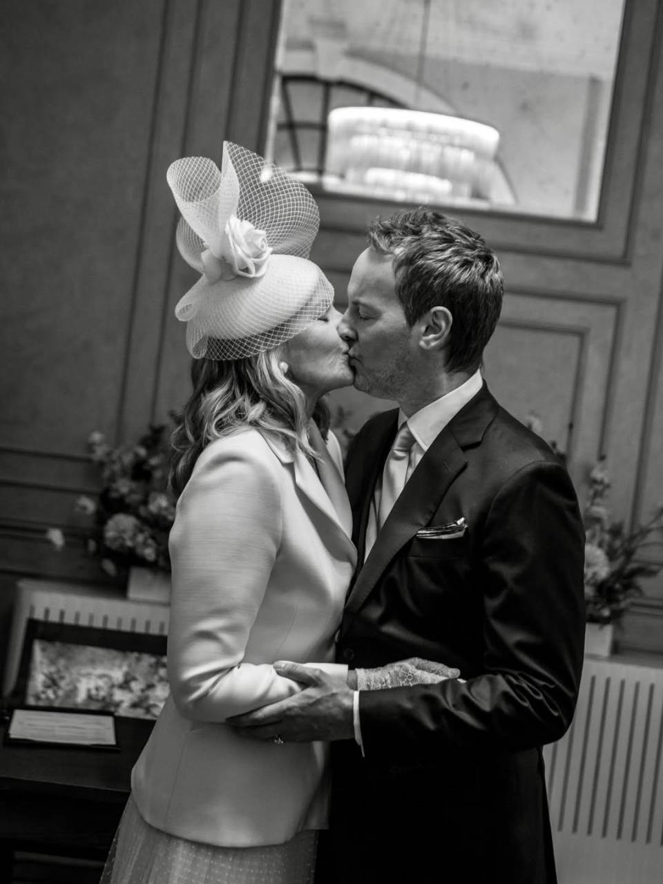 A la boda de Kim Cattrall y Russell Thomas asistieron 12 familiares y amigos cercanos, no asistieron ninguna de sus excompañeras de la famosa serie Sex and the City.