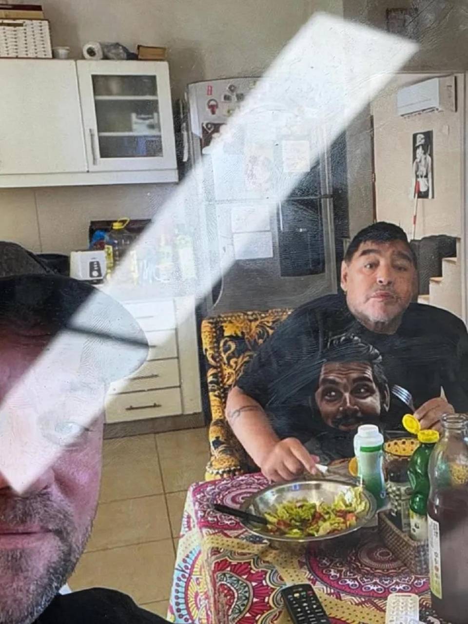 Leopoldo Luque presentó esta imagen de Maradona en el juicio y en ella se ve a Diego almorzando en la cocina de la casa de Tigre, junto a Maximiliano Pomargo, quien capturó el momento en una selfie.