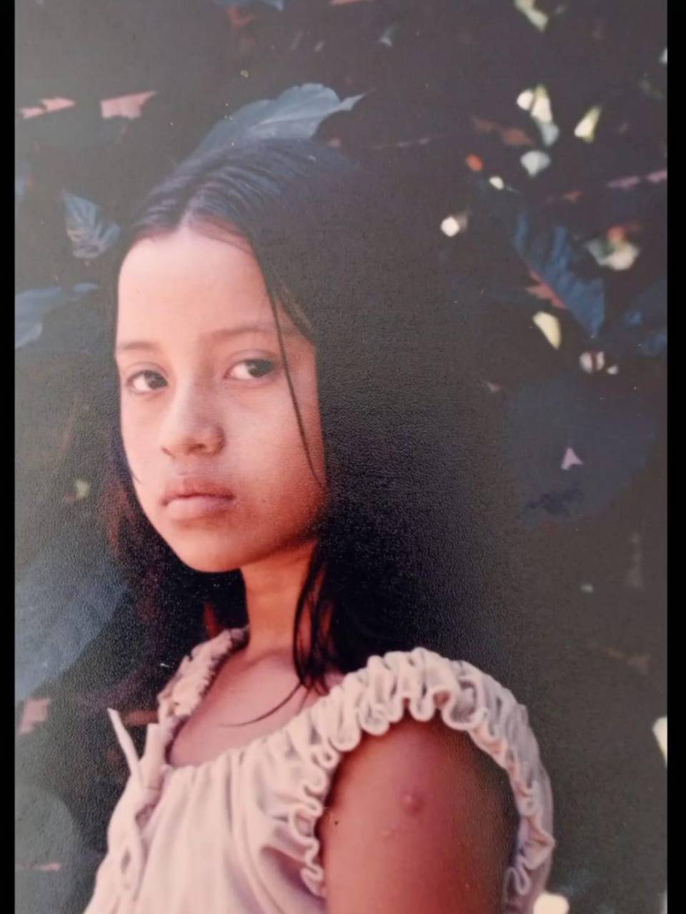 Esta imagen muestra a María a los 12 años, aún impactada por los abusos recurrentes de un familiar.