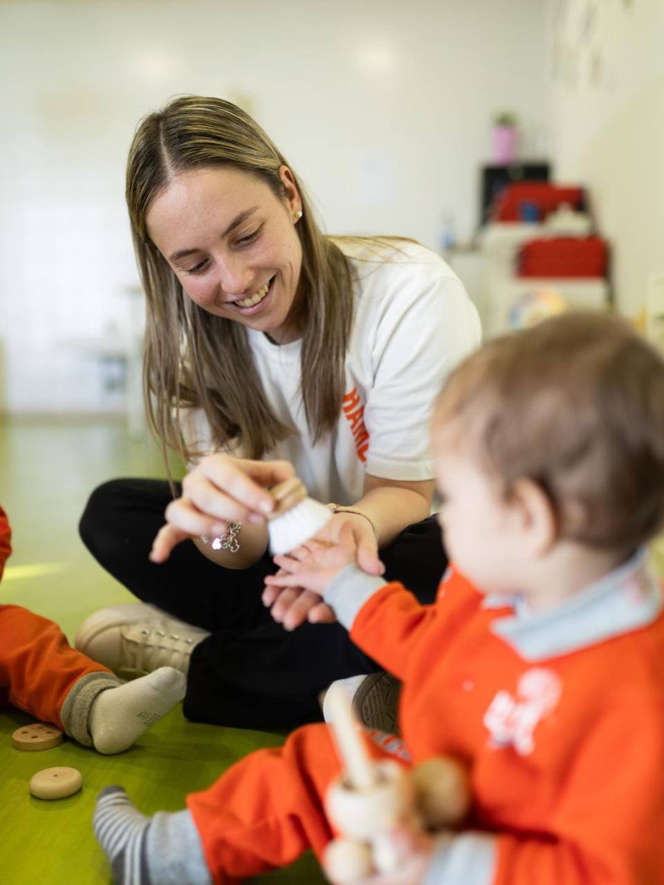 Ver, escuchar, tocar y experimentar en un entorno lúdico y divertido favorece el desarrollo cognitivo de los niños, que así pueden equivocarse, colaborar y perseverar sin miedo al error, según los especialistas.
