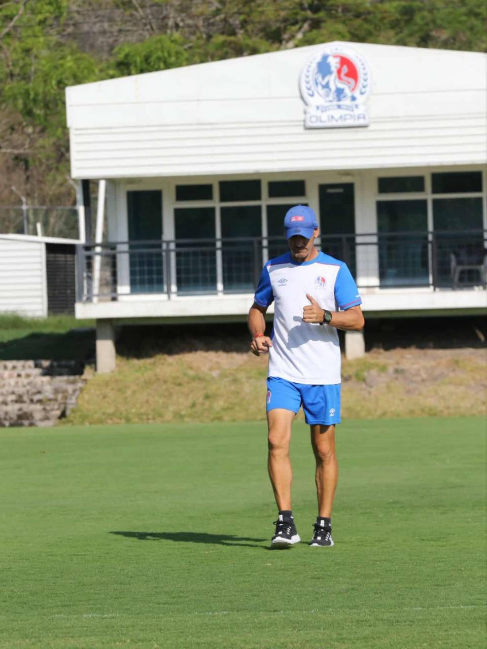 El entrenador del Olimpia, Eduardo Espinel durante la sesión de entrenamiento de esta mañana.