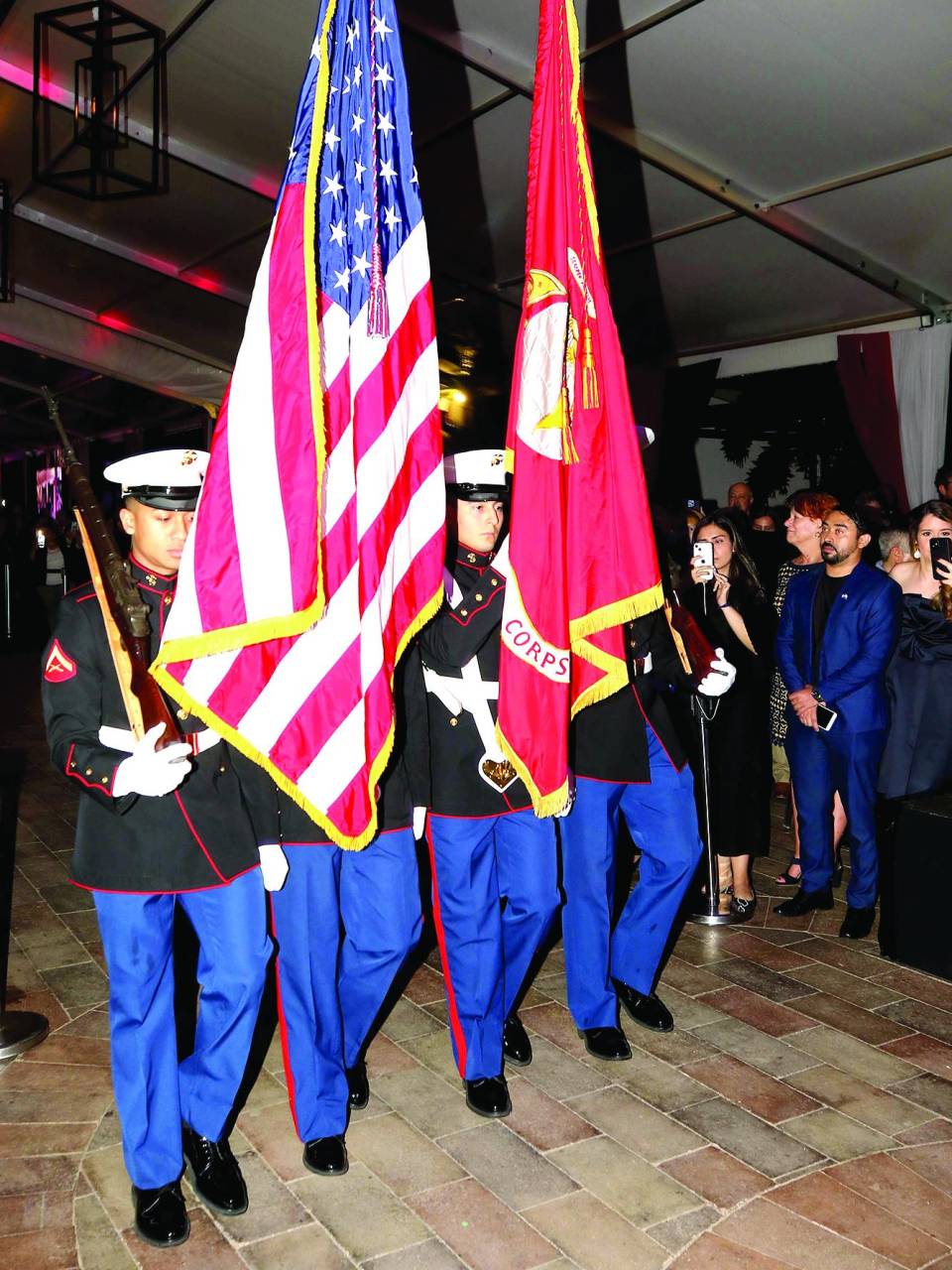 El desfile de banderas fue presidido por un cuerpo de cadetes.