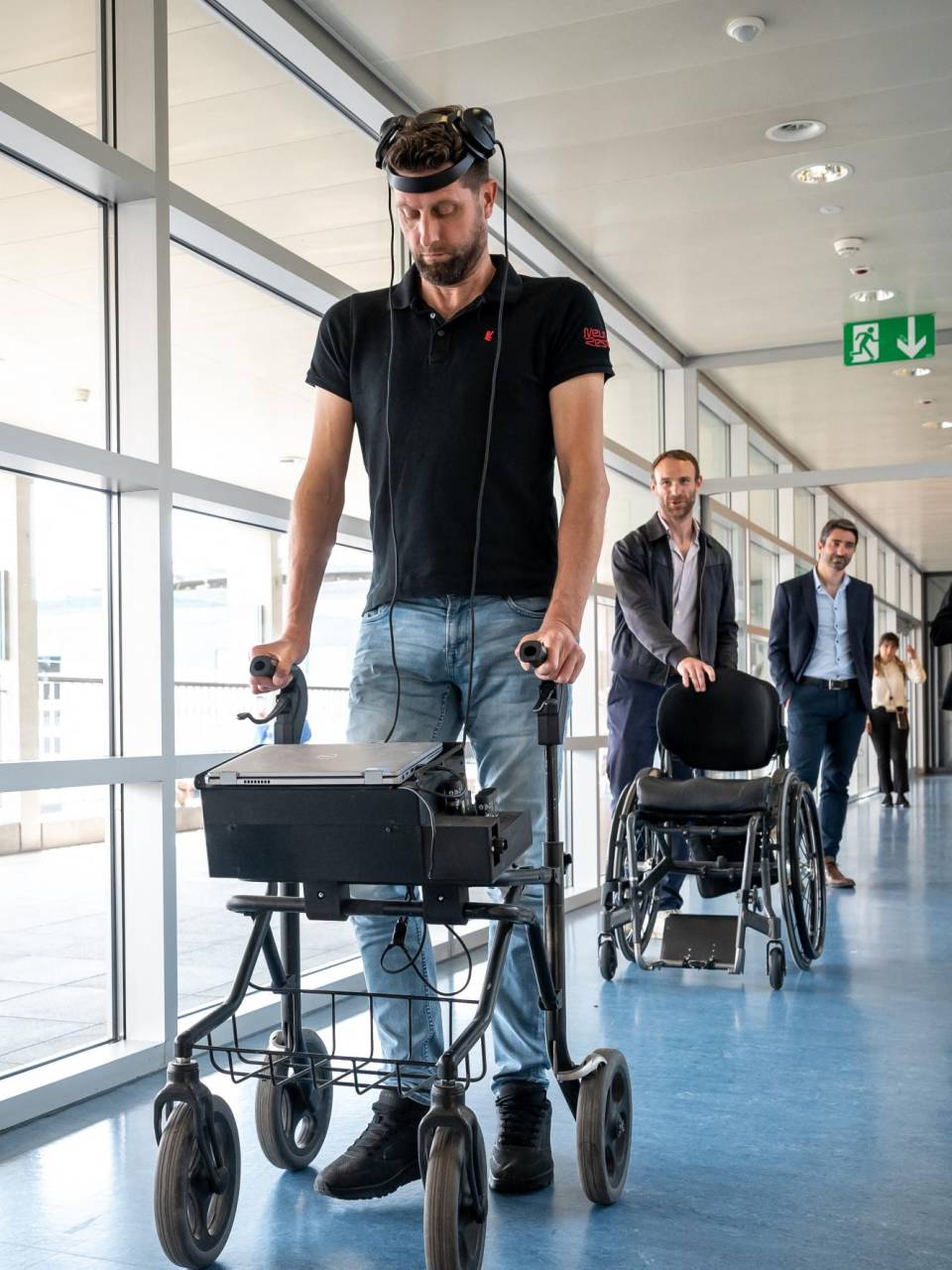 Por primera vez después de más de una década de trabajo de investigadores en Francia y Suiza, un hombre paralítico ha recuperado la capacidad de caminar de forma natural usando solo sus pensamientos gracias a dos implantes que restablecieron la comunicación entre su cerebro y su médula espinal. El avance fue revelado en un estudio en la revista Nature.