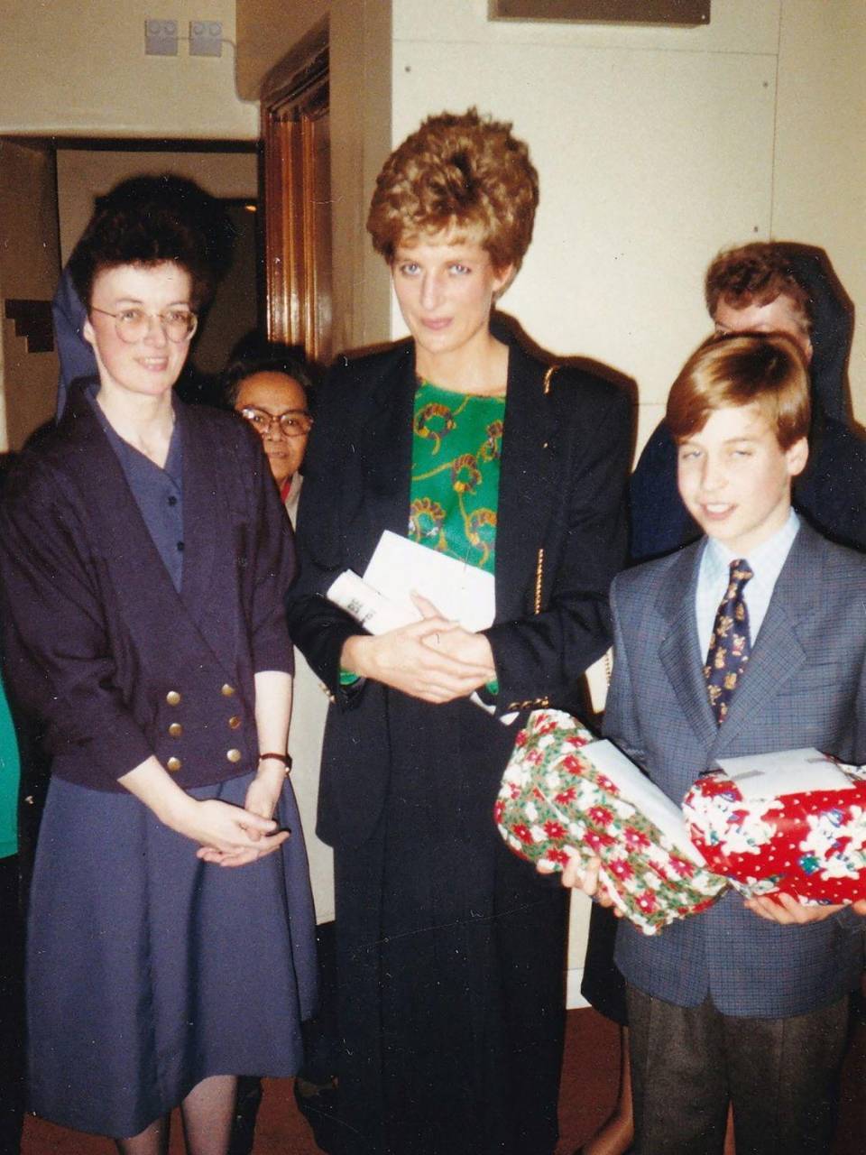 Diana, Princesa de Gales, presentó a su hijo, retratado aquí el 14 de diciembre de 1993, el problema de las personas sin hogar llevándolo a The Passage cuando tenía 11 años. (The Passage vía Reuters)