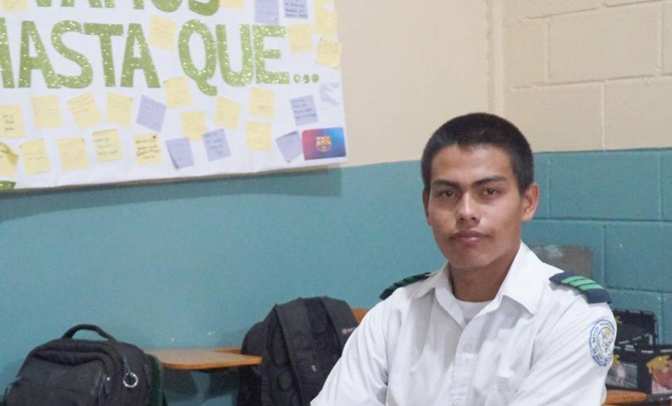 El joven Durón agregó que sus clases favoritas son Matemáticas, Física Elemental y Programación y que en sus tiempos libres se aplica a leer y jugar fútbol.