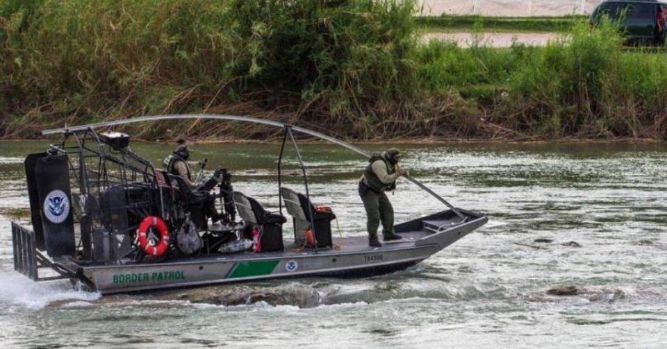 Rescatan del río Bravo a madre hondureña con su bebé y otro niño