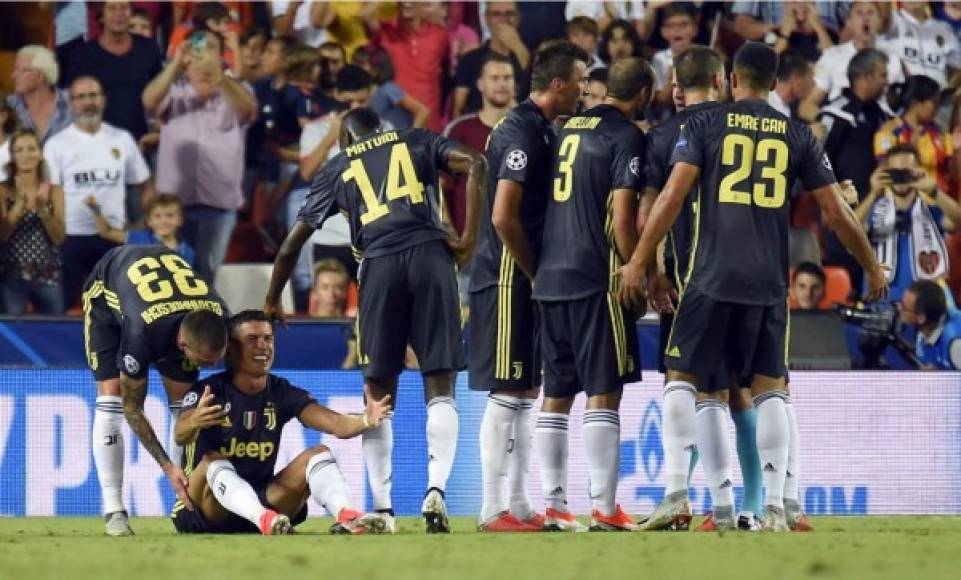 Cristiano Ronaldo no podía creer la expulsión contra el Valencia. Foto AFP