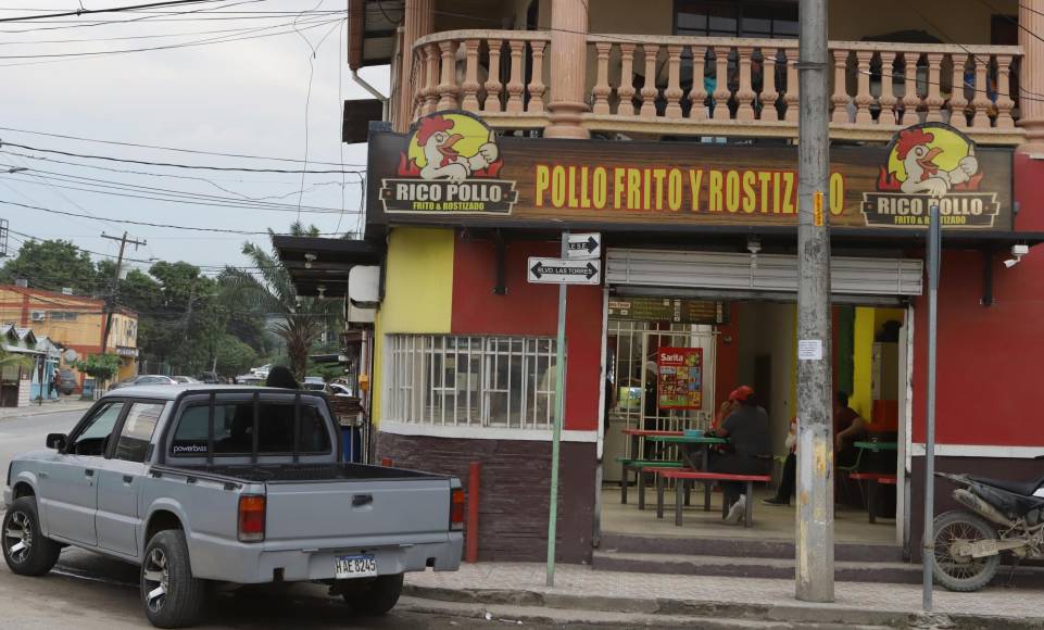Rico Pollo se ubica en colonia Satélite, calle principal en la intersección con bulevar Las Torres, en la entrada Aguazul. Operan de 9:00 am a 9:00 pm.