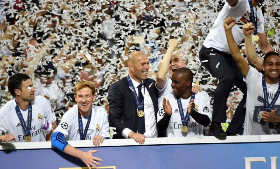 Zidane se unió a los festejos de la conquista de la Champions. Foto EFE.