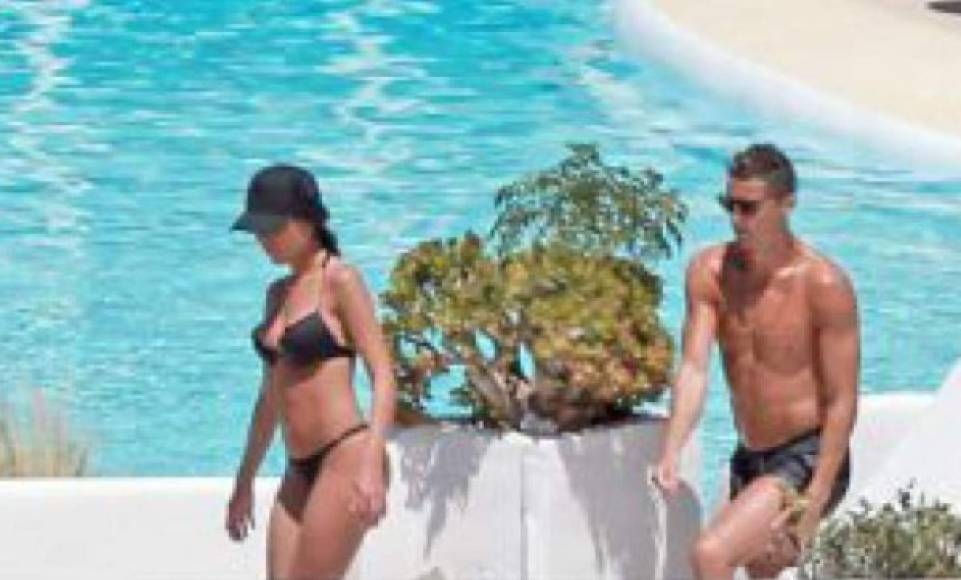 Cristiano Ronaldo y Georgina Rodríguez además de otros miembros de la familia y amistades cercanas han sido vistos dándose un chapuzón en la playa o haciendo deporte en unas pistas de tenis.