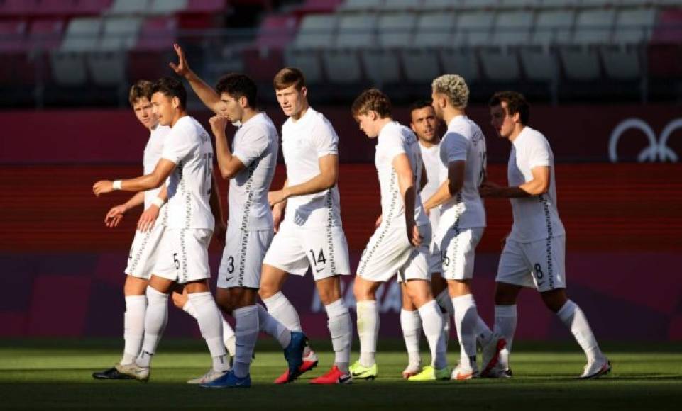 Los jugadores de Nueva Zelanda festejan el golazo del defensa Liberato Cacace contra Honduras.