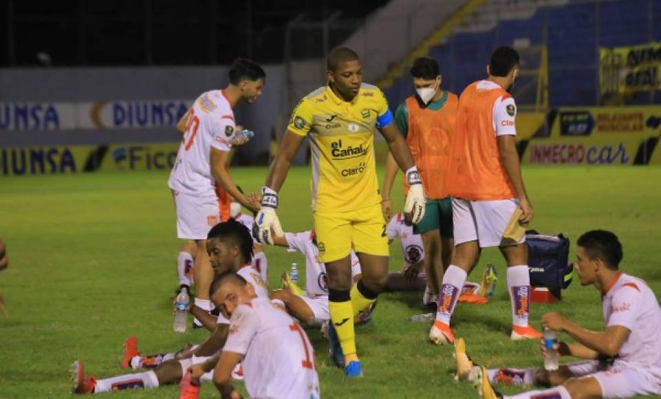 Los jugadores del Vida terminaron cansados luego de golear al Real España. Foto Melvin Cubas