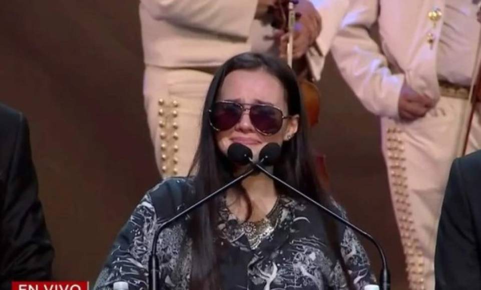 Con la voz quebrada por el llanto, la hija menor del cantante, Sarita Sosa, agradeció a las cientos de personas que acudieron al auditorio de Miami Dade para homenajear al 'Príncipe de la canción' en la ciudad donde vivió buena parte de su vida.<br/><br/>'Gracias por recordar a mi papá, por tenerlo en sus corazones, que nunca muera su música, por favor', lloró la joven de 25 años. 'Gracias por venir, ustedes son nuestra familia. Todo Miami'.