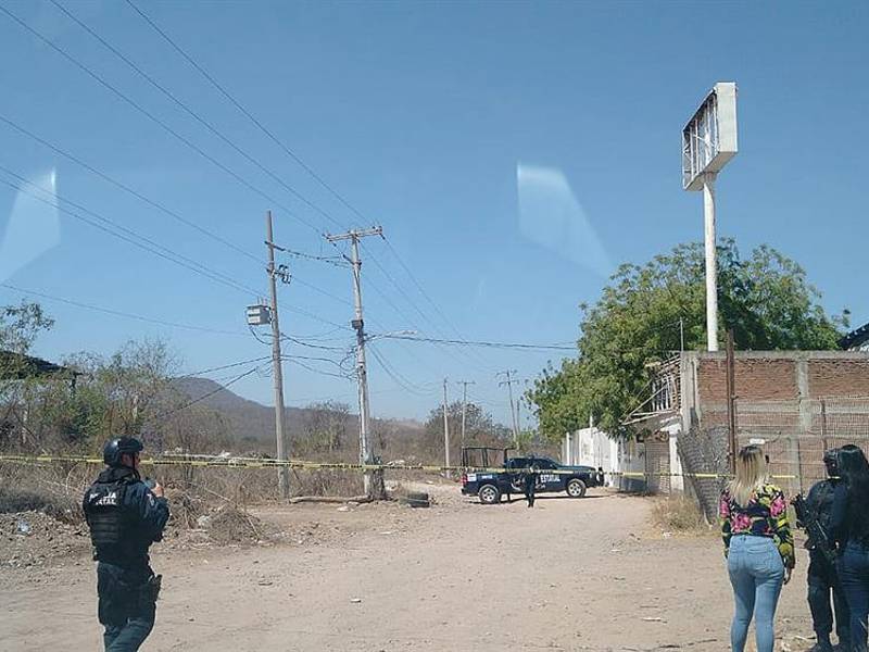 Policías estatales vigilan hoy la zona donde fue asesinado el periodista Luis Enrique Ramírez en la ciudad de Culiacán, Sinaloa (México).