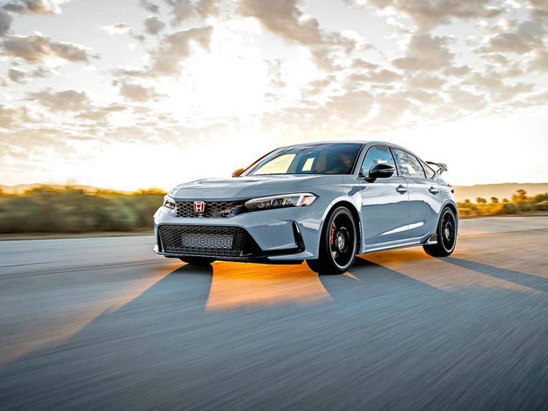 Como debe ser, este auto está equipado con tres pedales funcionales, es decir, que su transmisión es manual.