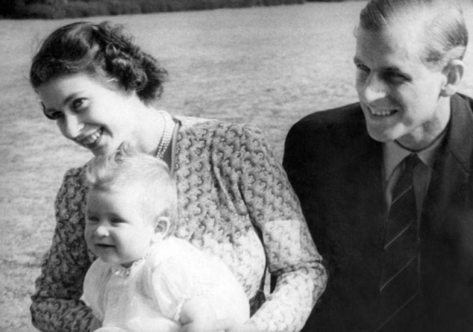 Tenía solo 1 año cuando experimentó la primera de la que sería una serie de separaciones de sus padres, cuando su madre viajó a Malta para unirse al príncipe Felipe, que servía como oficial de la marina.