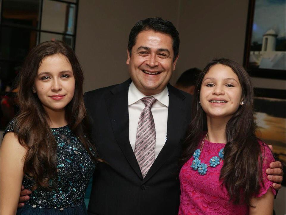 ¡JOH está de cumpleaños! Hijas comparten inéditas fotos por sus 57 años