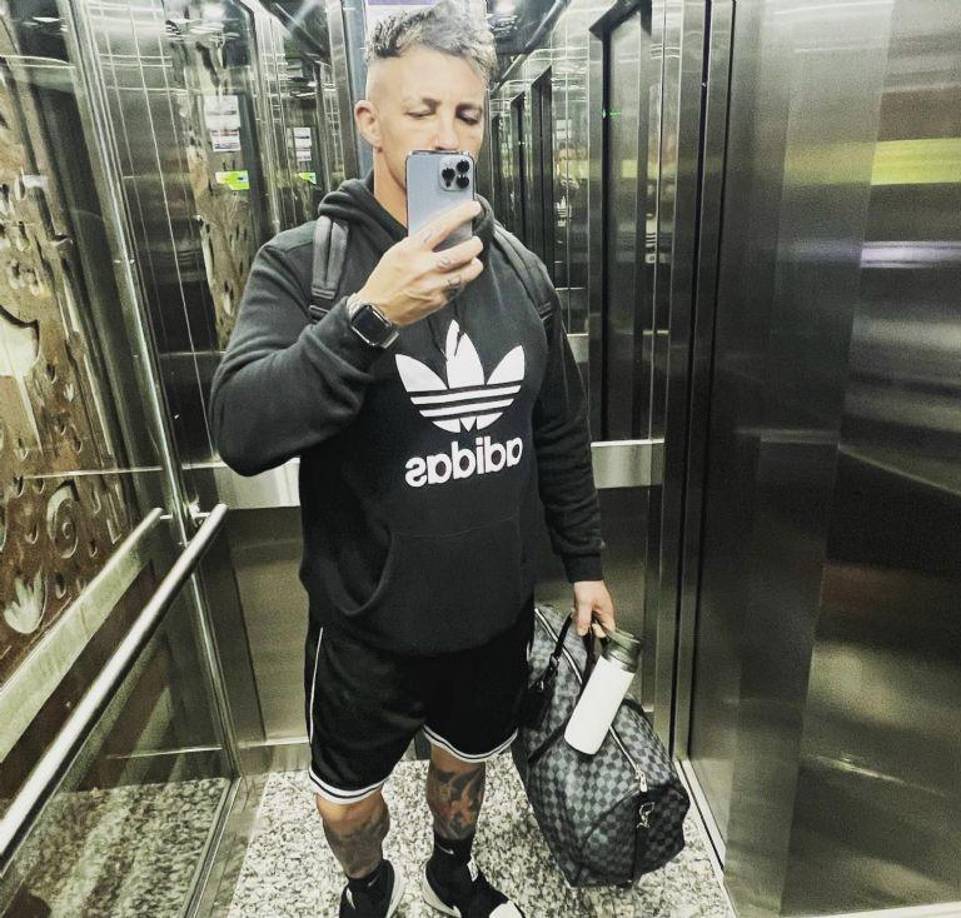 El espeluznante descubrimiento ocurrió mientras un par de jóvenes jugaban al fútbol cerca del canal. Al percatarse de una maleta abandonada, avisaron a sus padres, quienes alertaron a las autoridades. 