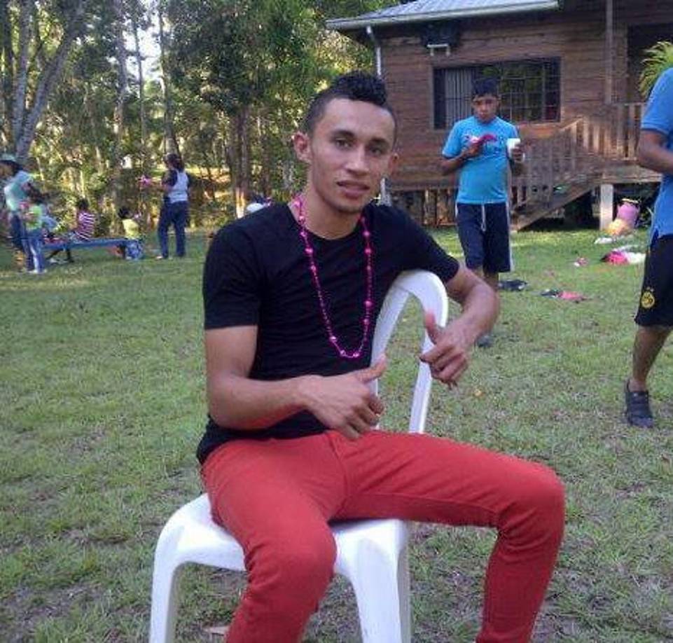 El cayuco se dio vuelta con los cuatro ocupantes, dos de ellos lograron salir de las aguas y alertaron a los familiares de los otros dos jóvenes lo que había pasado.