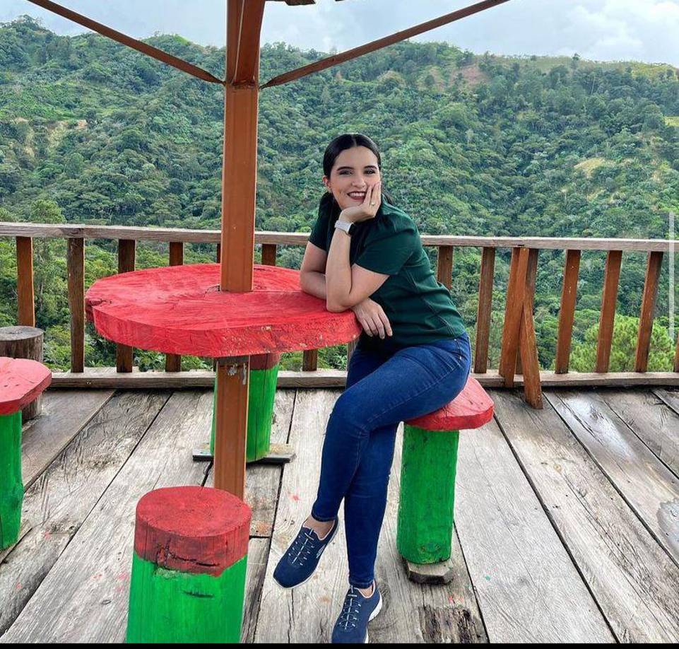 Actualmente presenta el noticiero HCH vespertino.