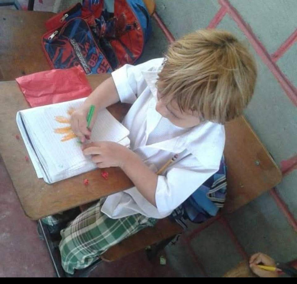 La madre de Ibzan Eibrahim dijo que su hijo aprendió a leer y escribir a los 3 años y medio y es un apasionado de la lectura; además, disciplinado y aplicado en el estudio.