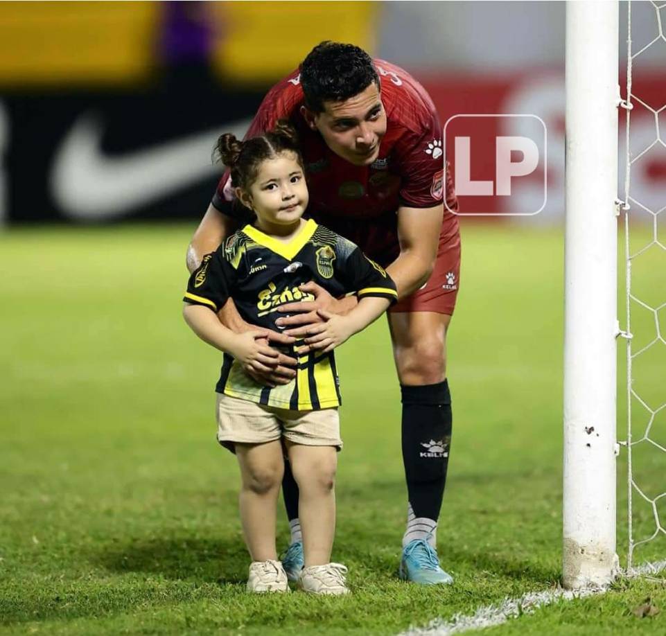 El capitán aurinegro Jhow Benavídez con su bella hija, su gran amor. 