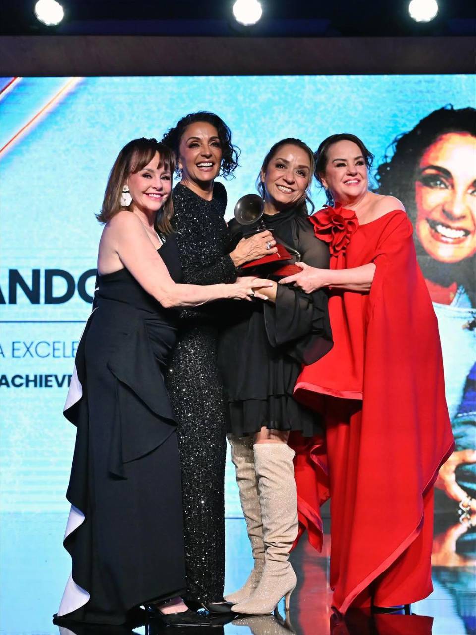 Para la entrega del reconocimiento fue también invitada Liliana Abaroa, exintegrante de Pandora.