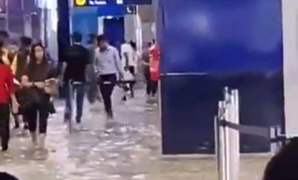 En la nota, la compañía afirmó que “debido a la intensa tormenta, las operaciones se suspendieron temporalmente durante 25 minutos esta tarde”, pero remarcó que, tras este parón, las operaciones se reiniciaron lentamente y en estos momentos “se encuentran en modo de recuperación”.