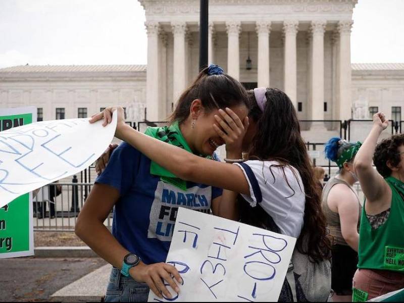 Manifestantes protestan en Estados Unidos contra el fallo de la Corte Suprema que prohíbe el aborto en varios estados.
