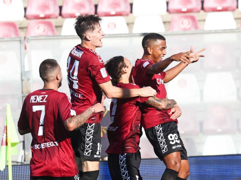 Rigoberto Rivas celebrando su golazo junto a sus compañeros.